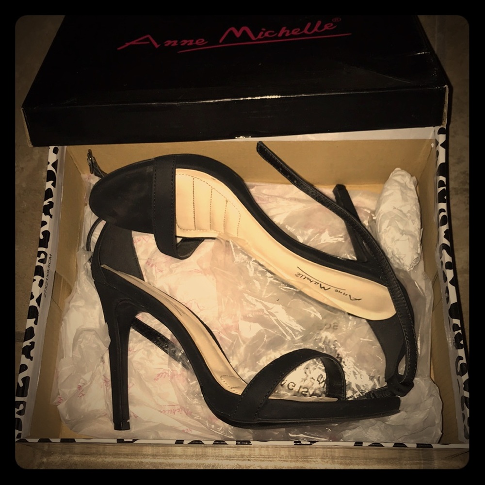 I am selling high heels.